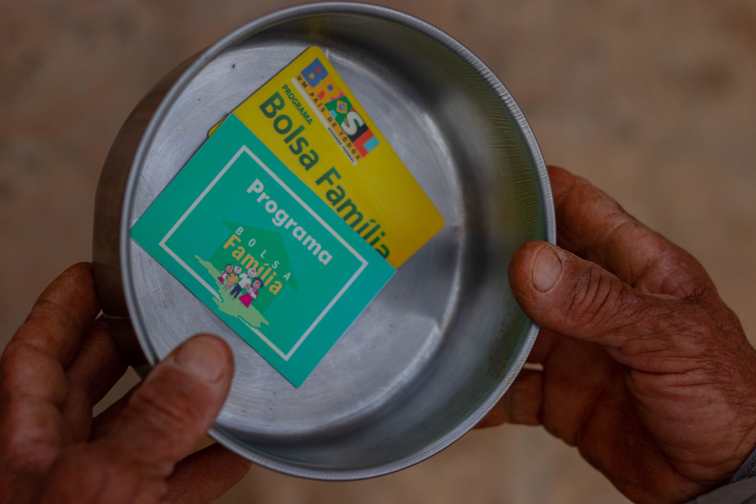 pote de metal vazio com cartão do Bolsa Família dentro