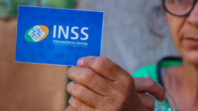 senhora idosa segurando cartão do INSS