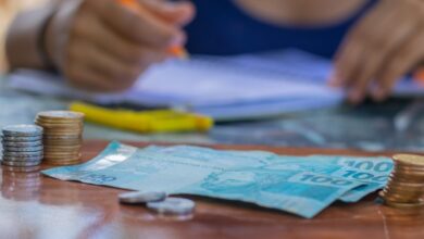 Saiba como o Programa Desenrola Brasil, prorrogado até 20 de maio, oferece uma chance única para brasileiros quitarem seus débitos com condições especiais.