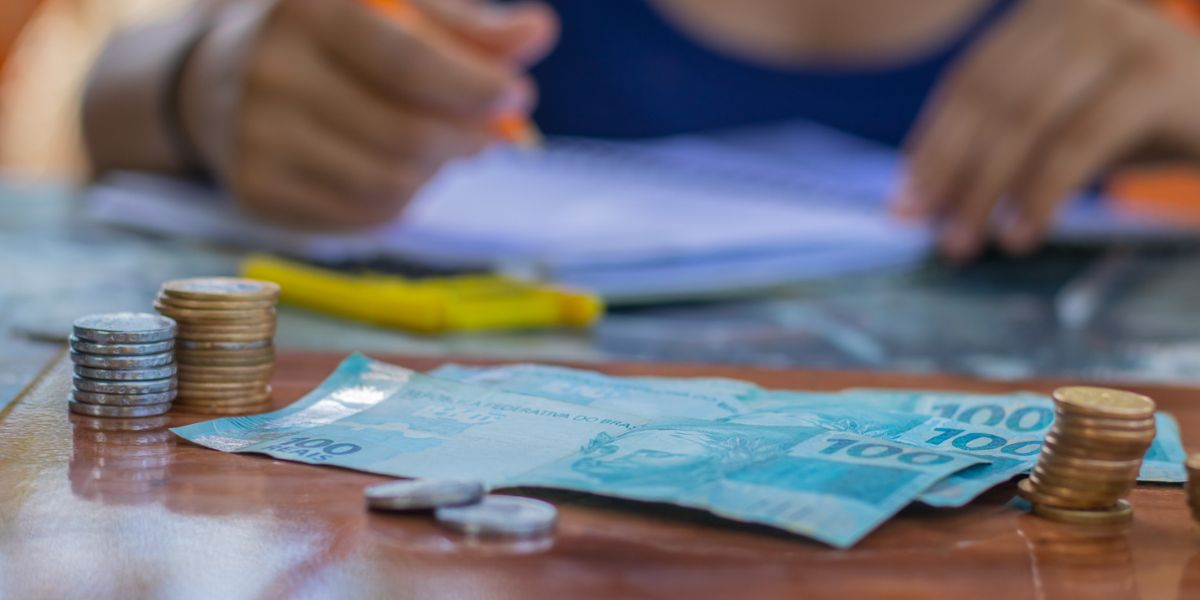 Saiba como o Programa Desenrola Brasil, prorrogado até 20 de maio, oferece uma chance única para brasileiros quitarem seus débitos com condições especiais.