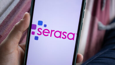 Imagem de um celular mostrando logo do Serasa