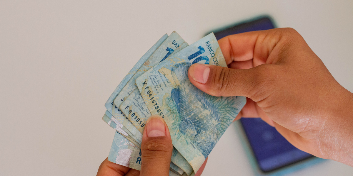 Descubra como o Desenrola Brasil, em colaboração com a Serasa, facilita a renegociação de dívidas com descontos de até 96% e parcelamento em até 60 vezes.