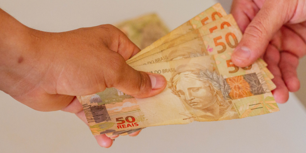 Beneficiários do Bolsa Família recebem pagamento HOJE; Confira os NIS premiados com mais de R$ 1 mil