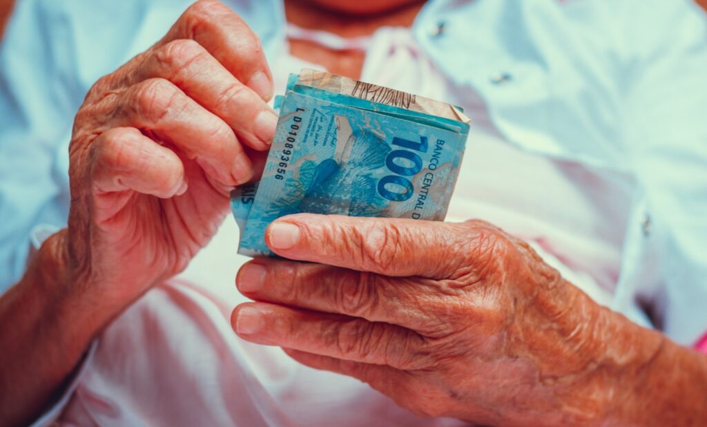 Salário para idosos | Novo valor mínimo do salário é revelado para idosos | Crédito: cadunicobrasil.com.br / Jeane de Oliveira