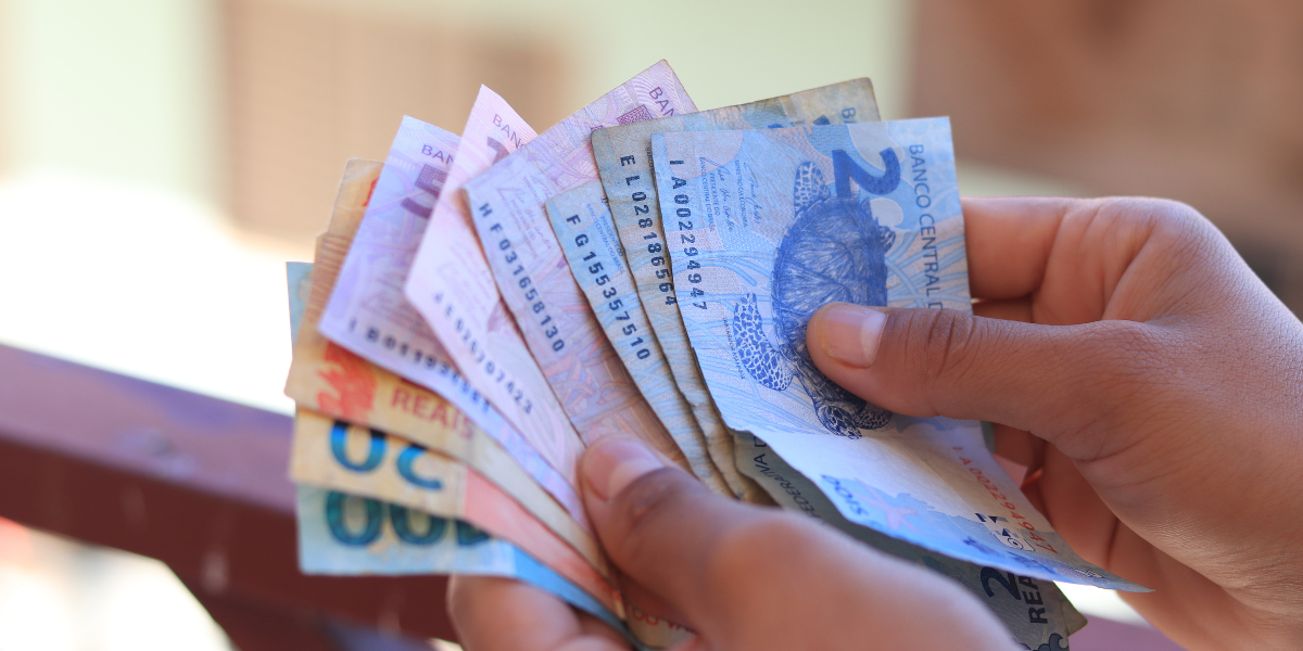 Governo facilita BÔNUS de R$ 1.412 para menores de idade; confira quem tem direito