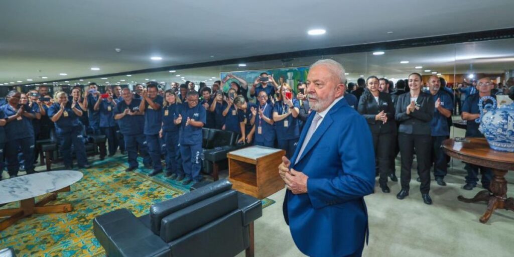Nova medida provisória sancionada pelo presidente Lula amplia programa Desenrola para incluir MEIs e pequenas empresas, promovendo renegociação de dívidas e fomentando o empreendedorismo.