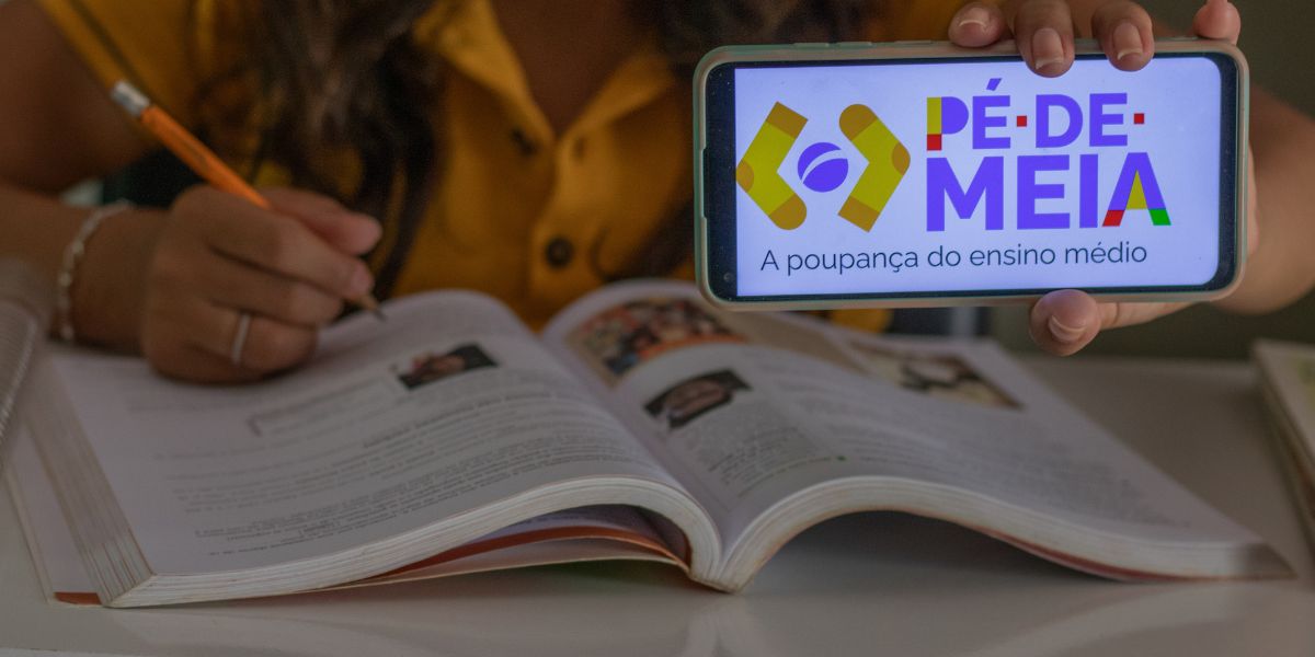 Descubra como estudantes do ensino médio público podem acessar o Programa Pé-de-Meia, garantindo até R$ 9.200 em benefícios educacionais.