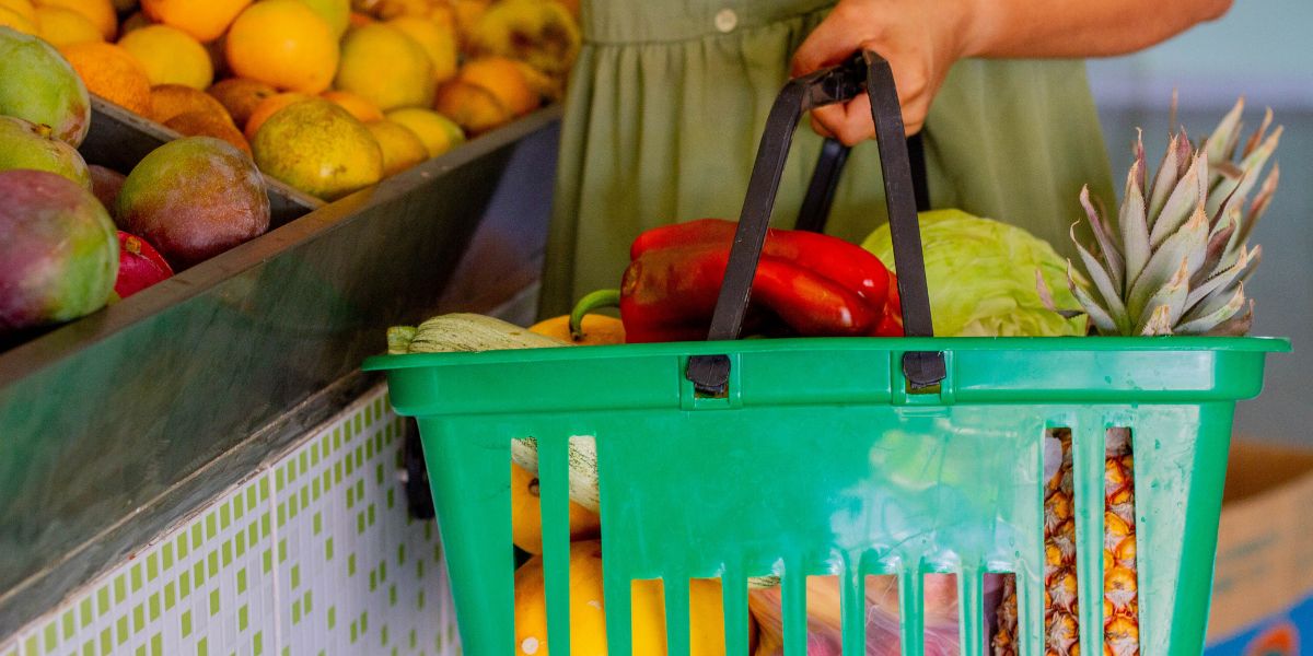 Descubra como o Programa Armazém da Família oferece descontos incríveis em compras, com cadastro simples e online para curitibanos.