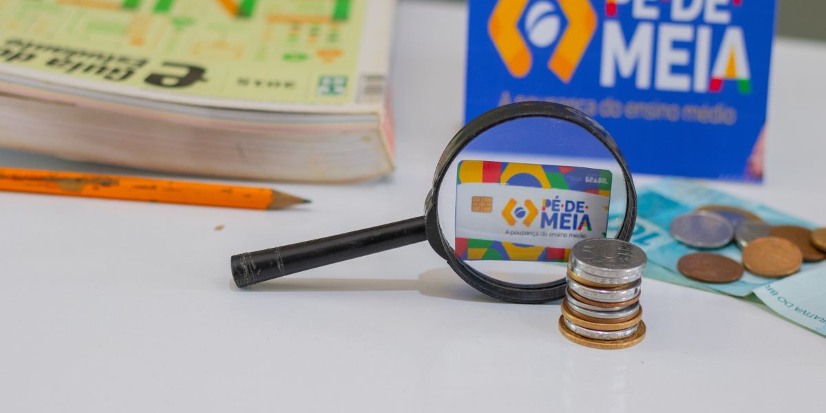 Descubra como o programa Pé-de-Meia incentiva a conclusão do ensino médio, oferecendo benefícios financeiros que preparam os jovens para um futuro promissor.