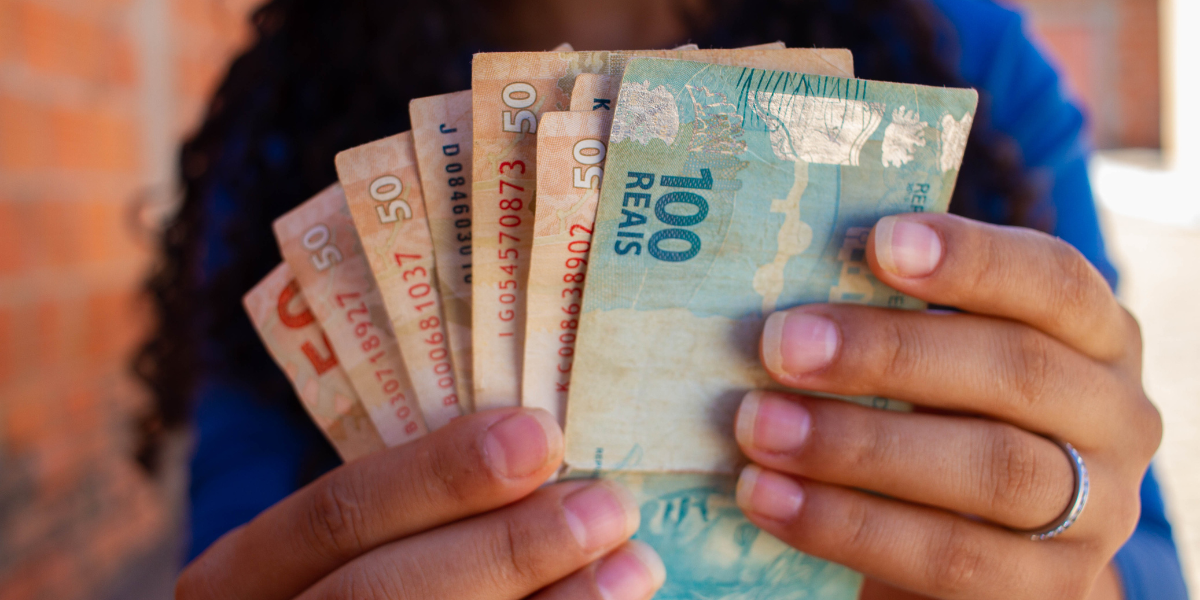 Vitória acaba de chegar HOJE para quem recebeu o Auxílio Brasil; indenização de R$ 15 mil é REVELADA