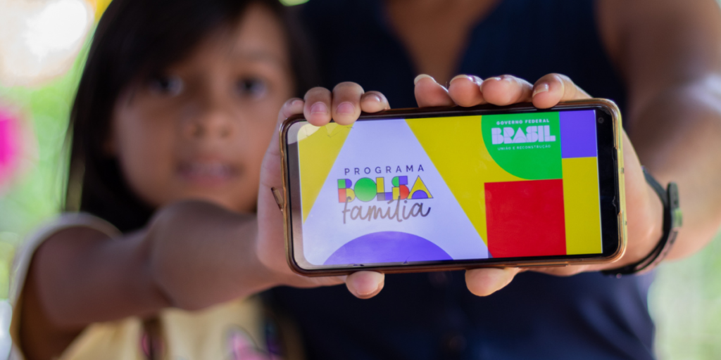 Golpe do SMS está ZERANDO o saldo do Bolsa Família de brasileiros; saiba como se proteger