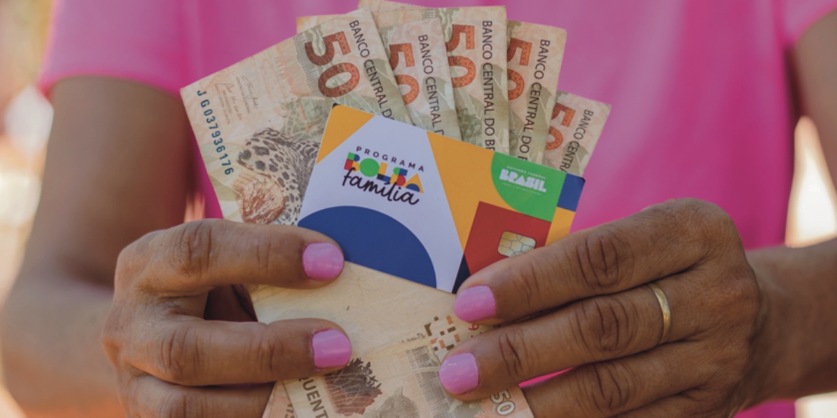 Em maio, o Bolsa Família permite que beneficiários de 576 municípios descongelem R$ 600 antes do prazo devido à situação de emergência e calamidade pública.