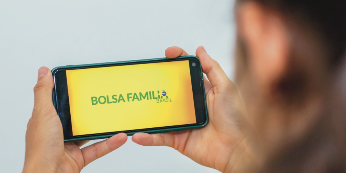 Entenda como mensagens enganosas estão levando beneficiários do Bolsa Família a perderem R$ 600 ou mais.