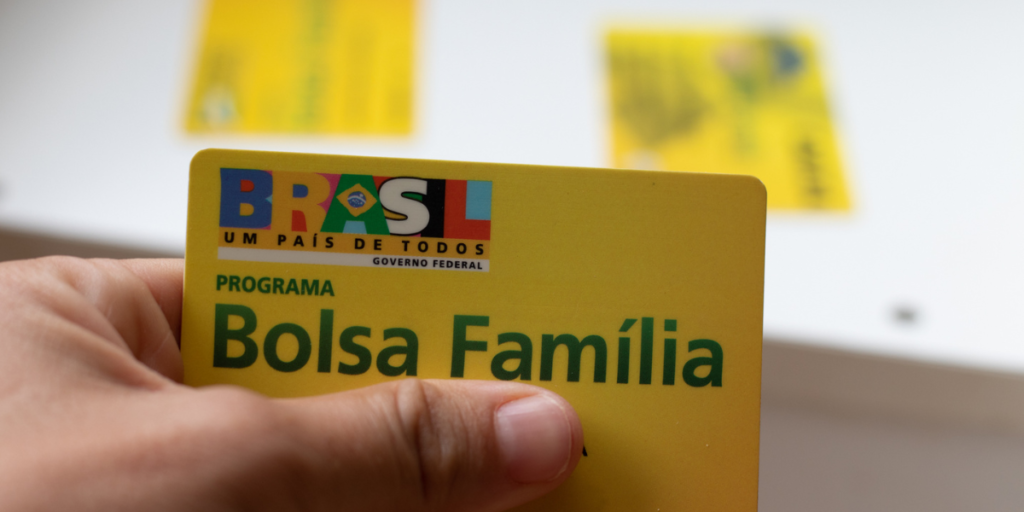 Não ir à escola pode TRAVAR R$ 1200 do Bolsa Família por 60 dias; saiba como regularizar!
