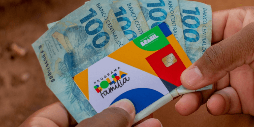 Bolsa Família concede direito ao abono salarial Saiba como funciona este EXTRA de R$ 1.412