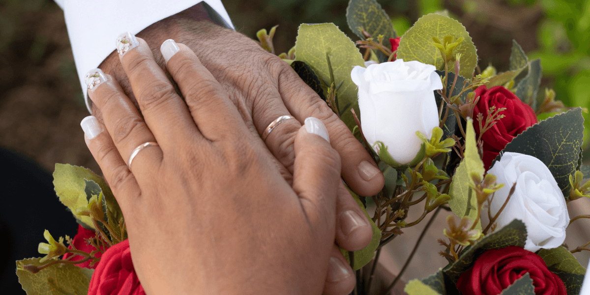 Complicou! Saiba se casar no civil ou na igreja pode TRAVAR o Bolsa Família dos brasileiros