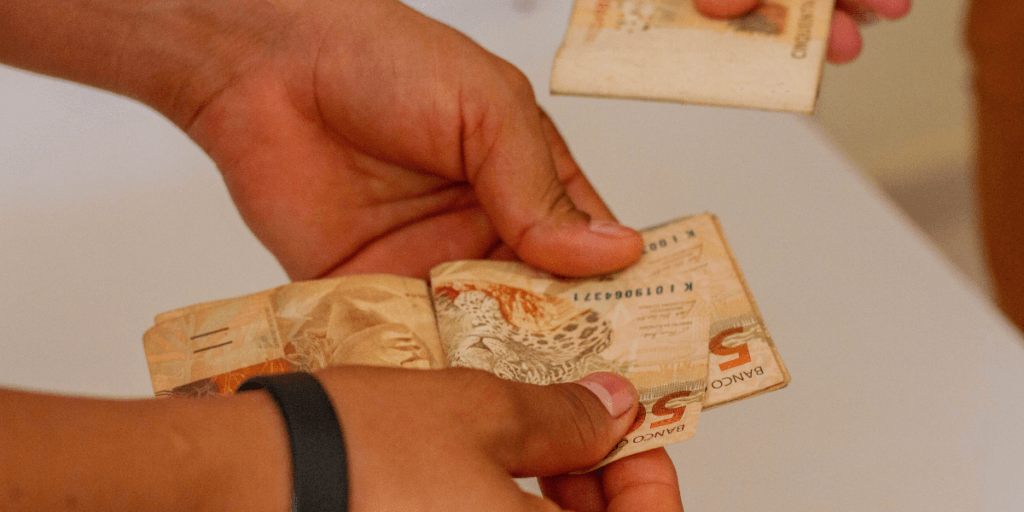 Dinheiro EXTRA pode pingar na vida de brasileiros de baixa renda; confira os SORTUDOS!