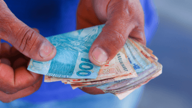 Dinheiro em dobro Saiba se é possível obter o Bolsa Família + seguro do INSS