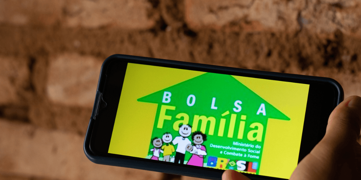 Bolsa Família Ícone amarelo com mensagem Enviado para crédito em conta; o que isto significa