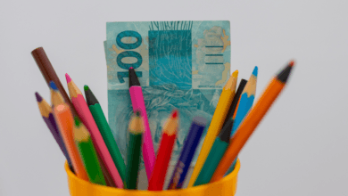 Criança na escola e dinheiro na conta; os benefícios da frequência escolar a curto e longo prazo!