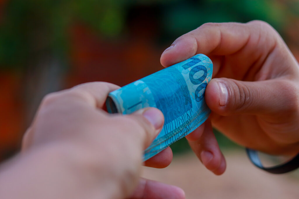 Estudantes podem SACAR até R$ 9 mil do MEC