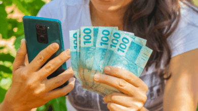 Extra ANTECIPADO chega para milhões de brasileiros NESTE SÁBADO (17); valor pode ultrapassar R$ 600! Confira os NIS