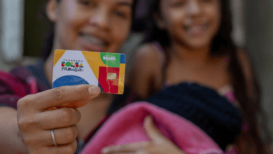 Faltar aulas pode TRAVAR o Bolsa Família! E não matricular o filho na escola também Entenda