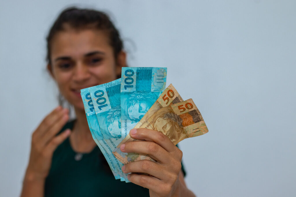 Governo aprova BENEFÍCIO de mais de R$ 500 para desempregados