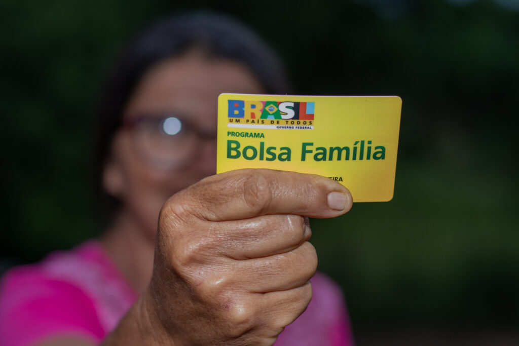 Neste mês, os beneficiários do Bolsa Família podem receber até mil reais em benefícios.