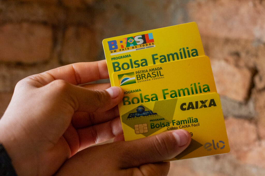 CLTs podem ACUMULAR o salário com o Bolsa Família Entenda