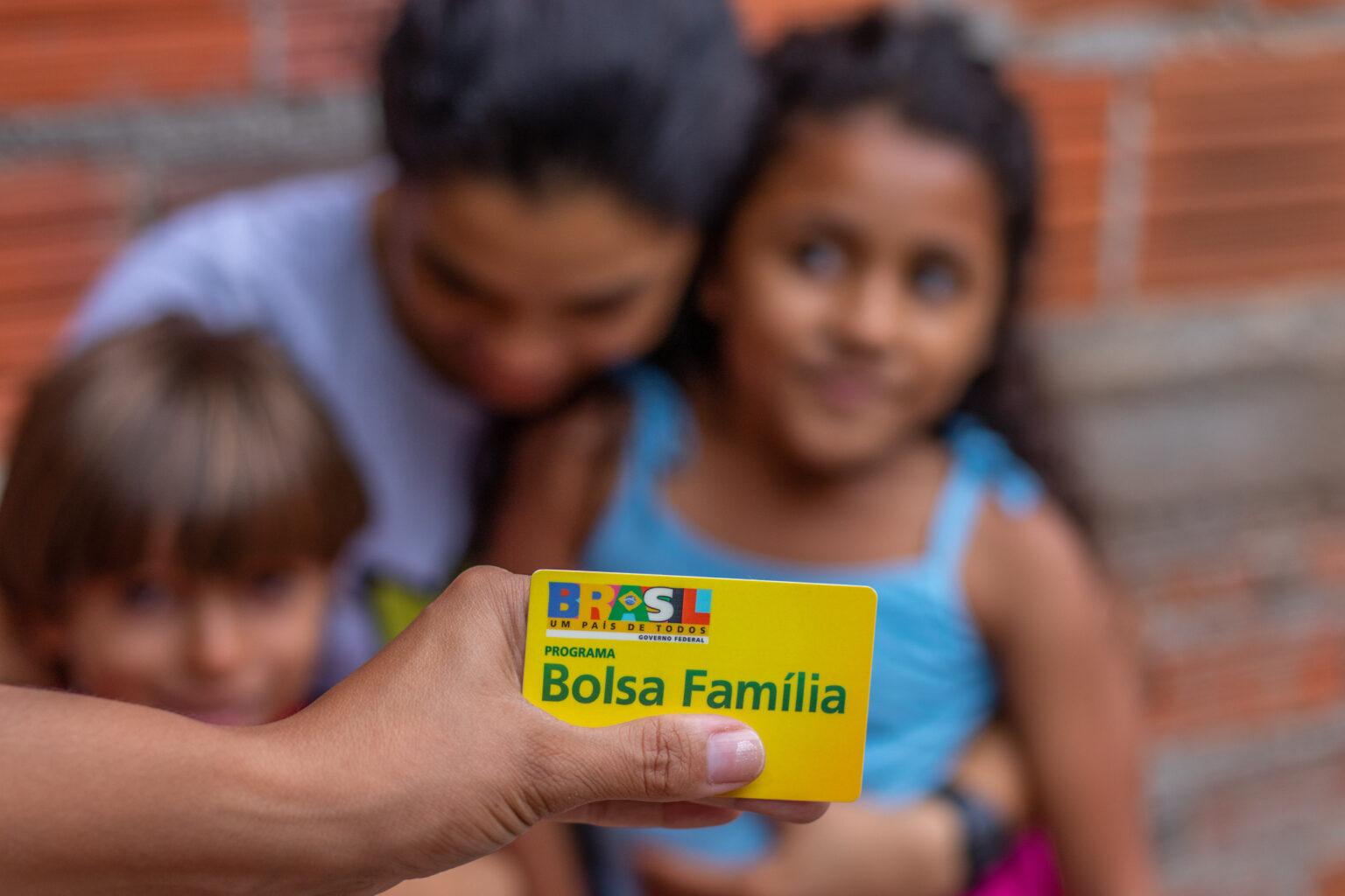 Descubra quanto tempo leva para aprovar o Bolsa Família e começar a ...