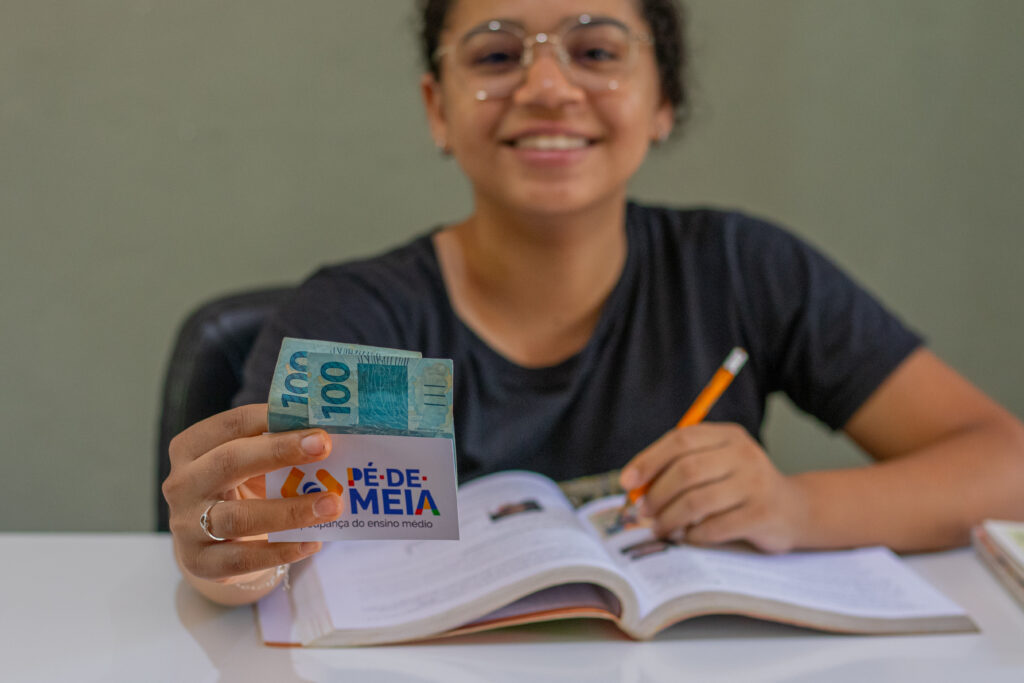 Pé de Meia libera R$ 9 MIL aos estudantes do ensino médio