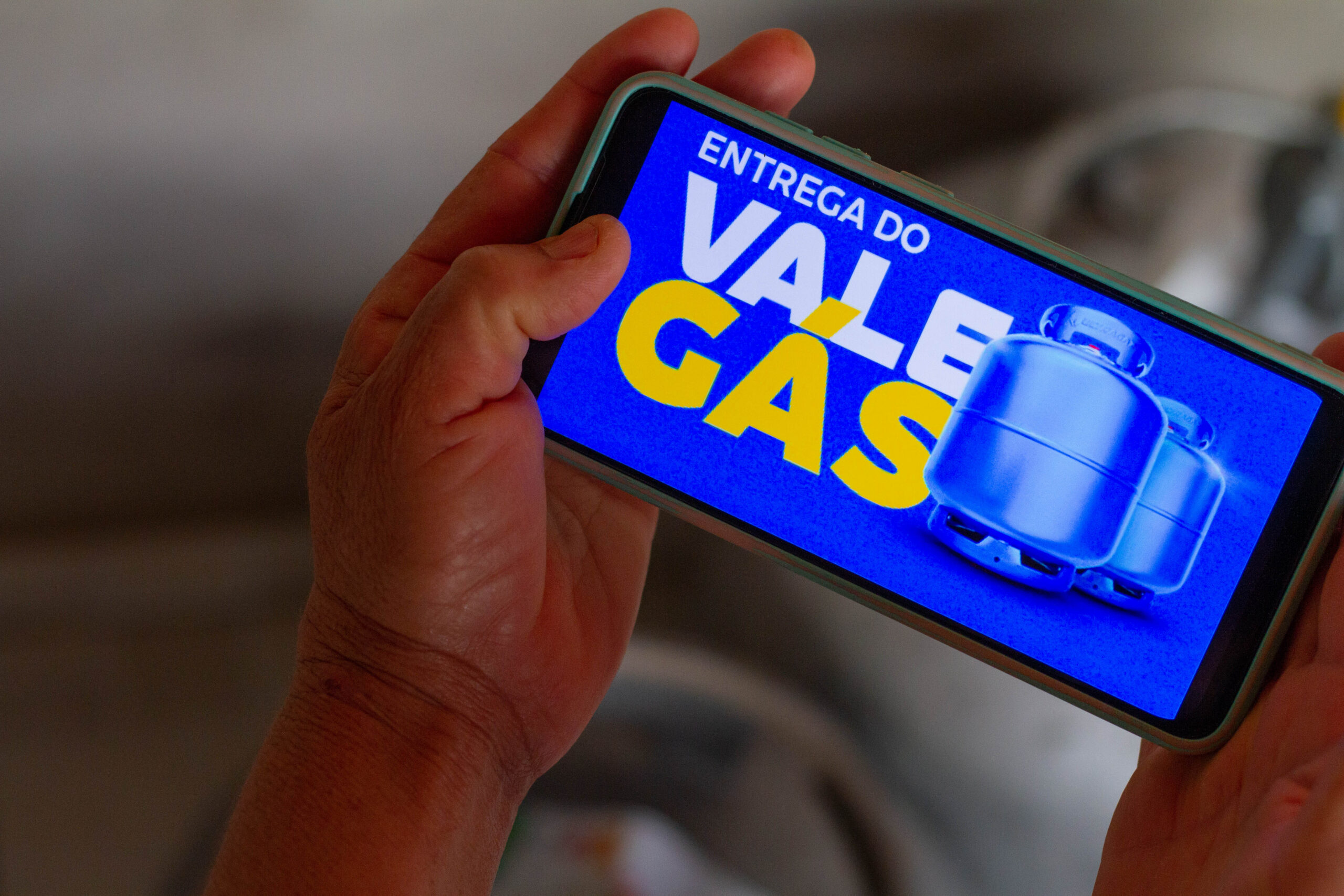 Recebeu mensagem dos retroativos do Auxílio Gás? Veja se é verdade!
