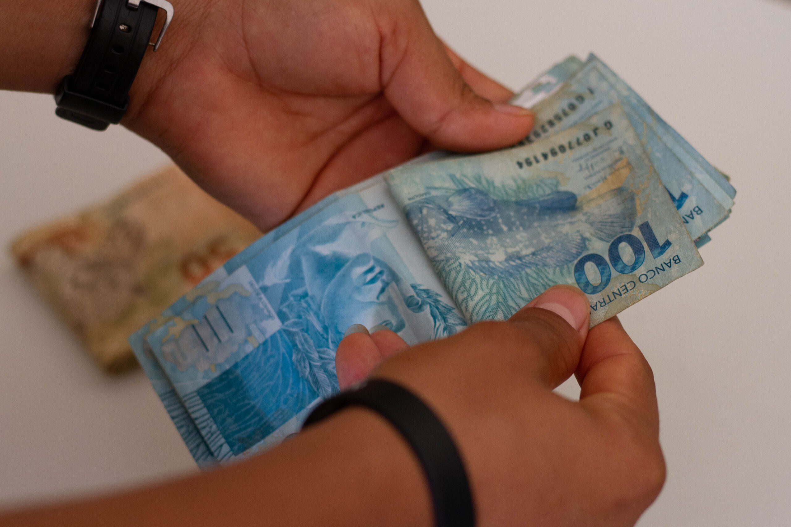 Se você é beneficiário de programas sociais, saiba como receber um combo de pagamentos neste mês.