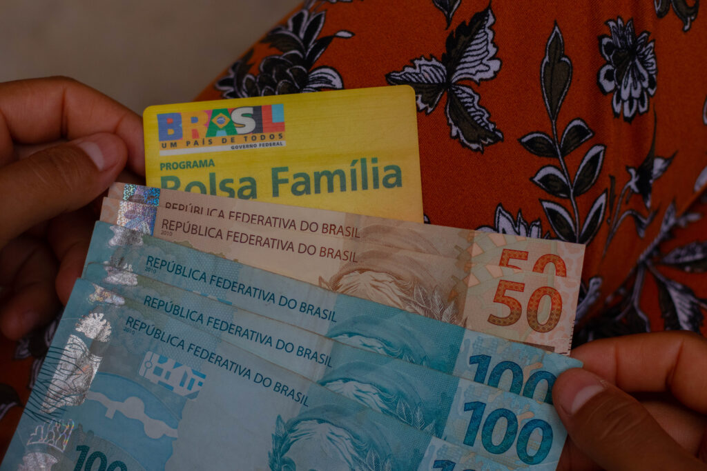 Hoje em dia, é possível receber Bolsa Família e arrumar emprego, mas há regras.