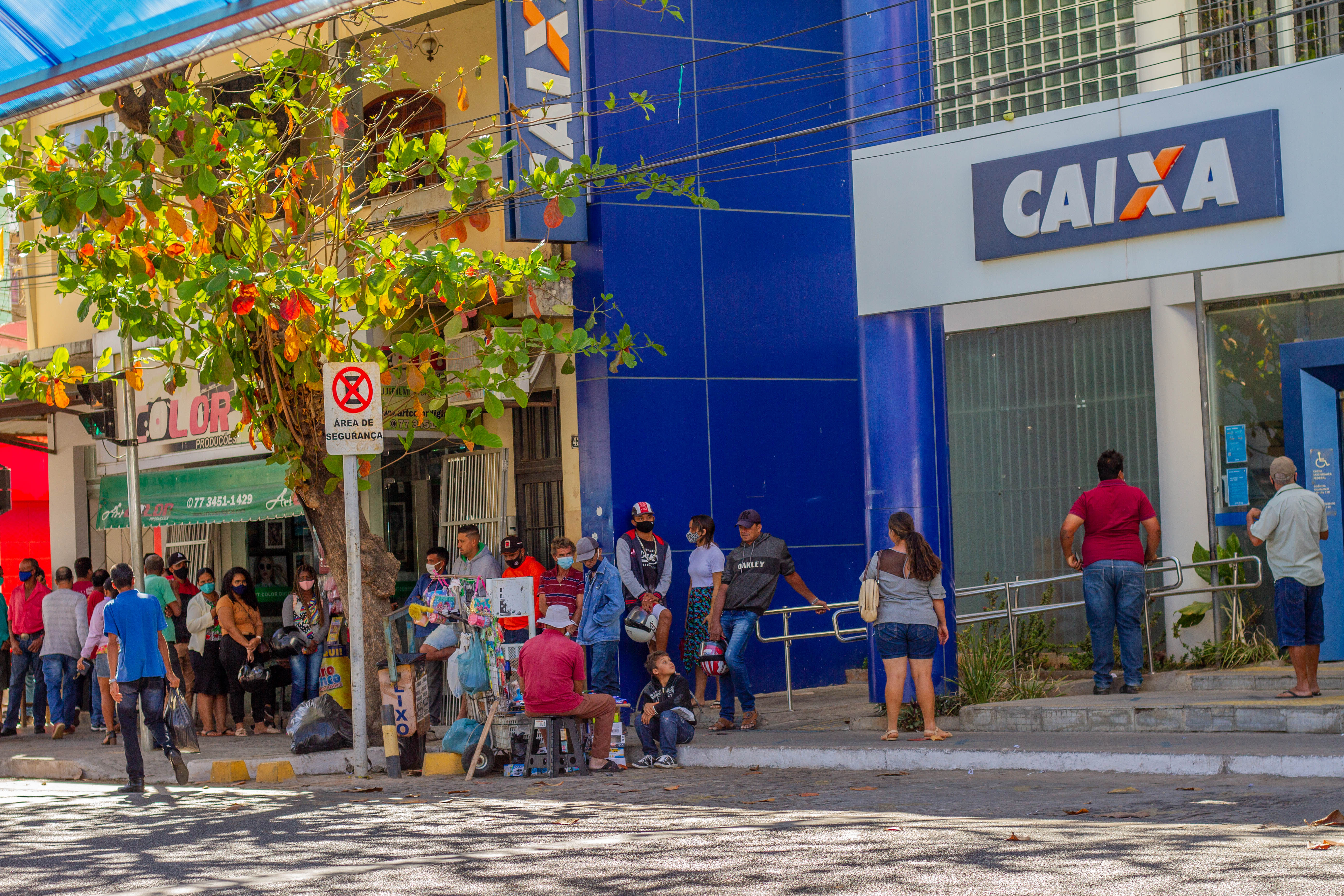 Fila Caixa Bolsa Família.