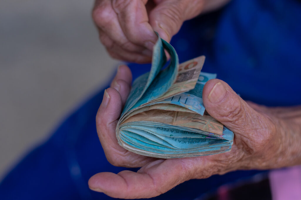 Você sabia que mais pessoas podem estar perto de receber o BPC? Veja como funciona! Crédito: @jeanedeoliveirafotografia / cadastrounicobrasil.com.br