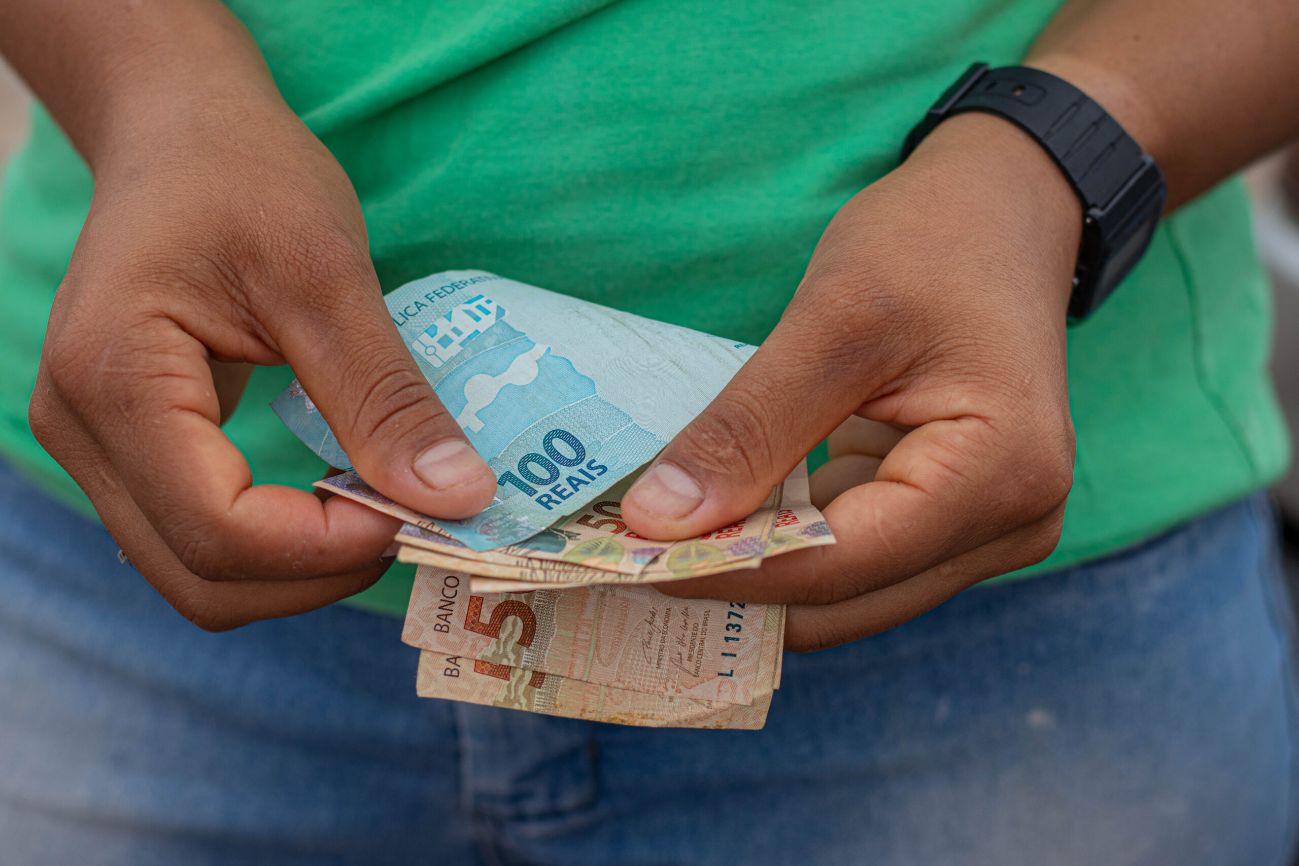 O beneficiário que mora sozinho e se inscrever no CadÚnico pode ter acesso a benefícios mensais.