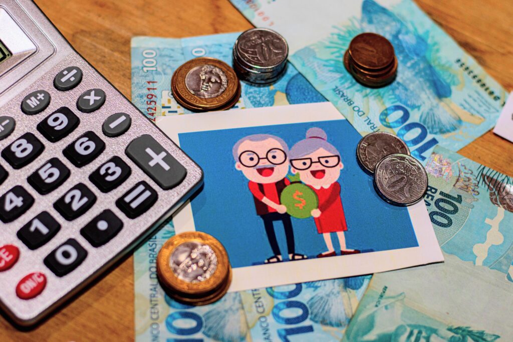 Já pensou em ficar livre de algumas dívidas? Veja como os idosos podem conseguir esse feito!