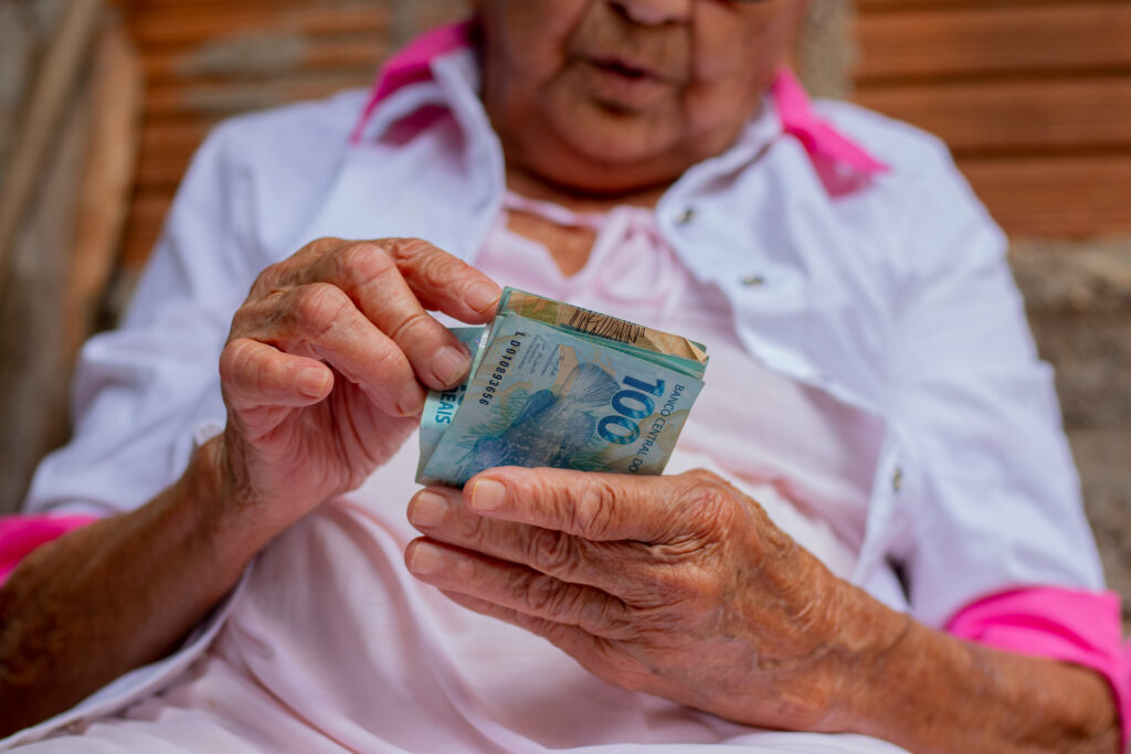 Aumento recorde Idosos que recebem BPC celebram valor do novo salário mínimo