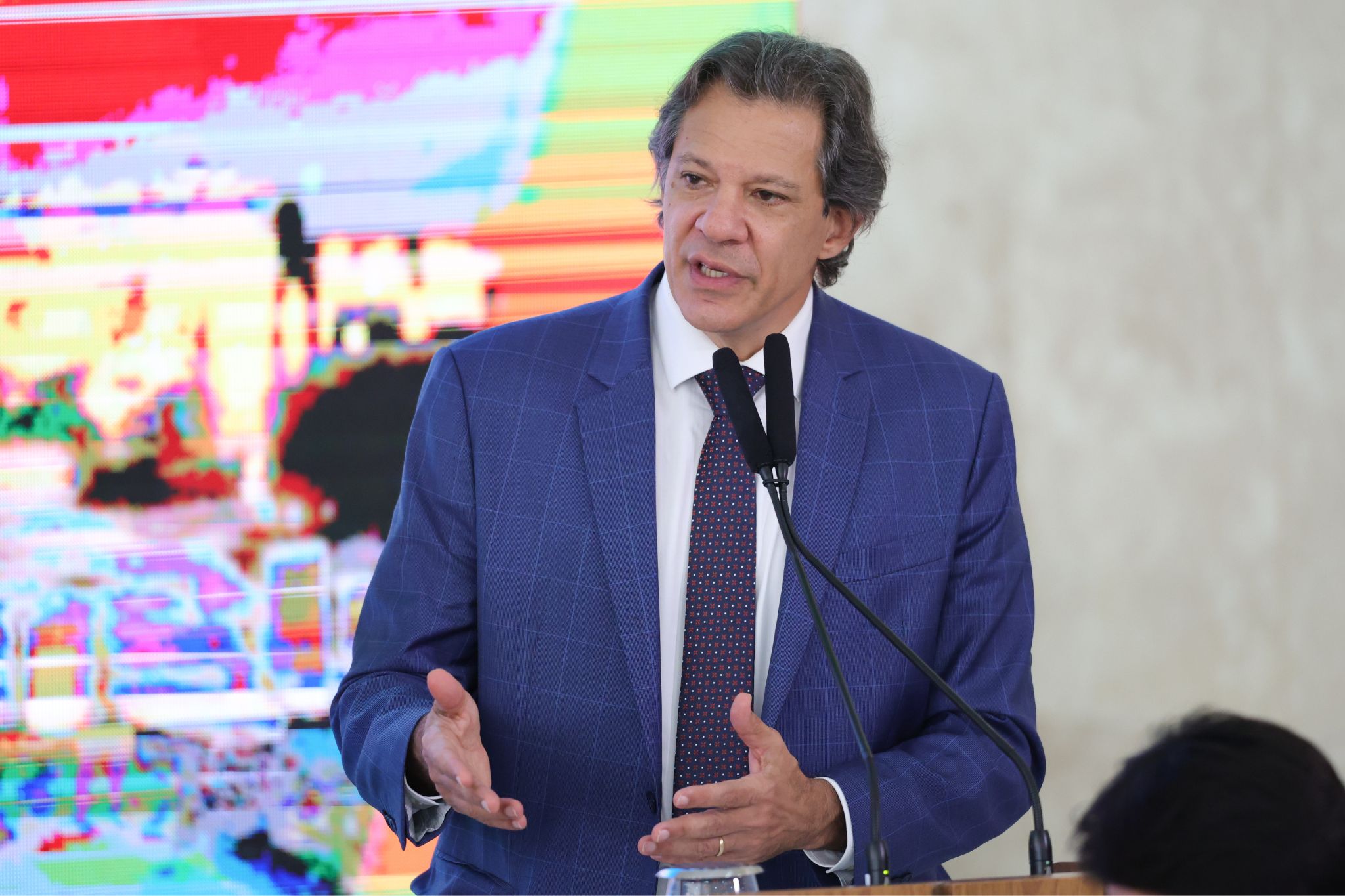 Diversos benefícios vão cair na mira do pacote fiscal, incluindo o Auxílio Gás e o Pé-de-Meia.