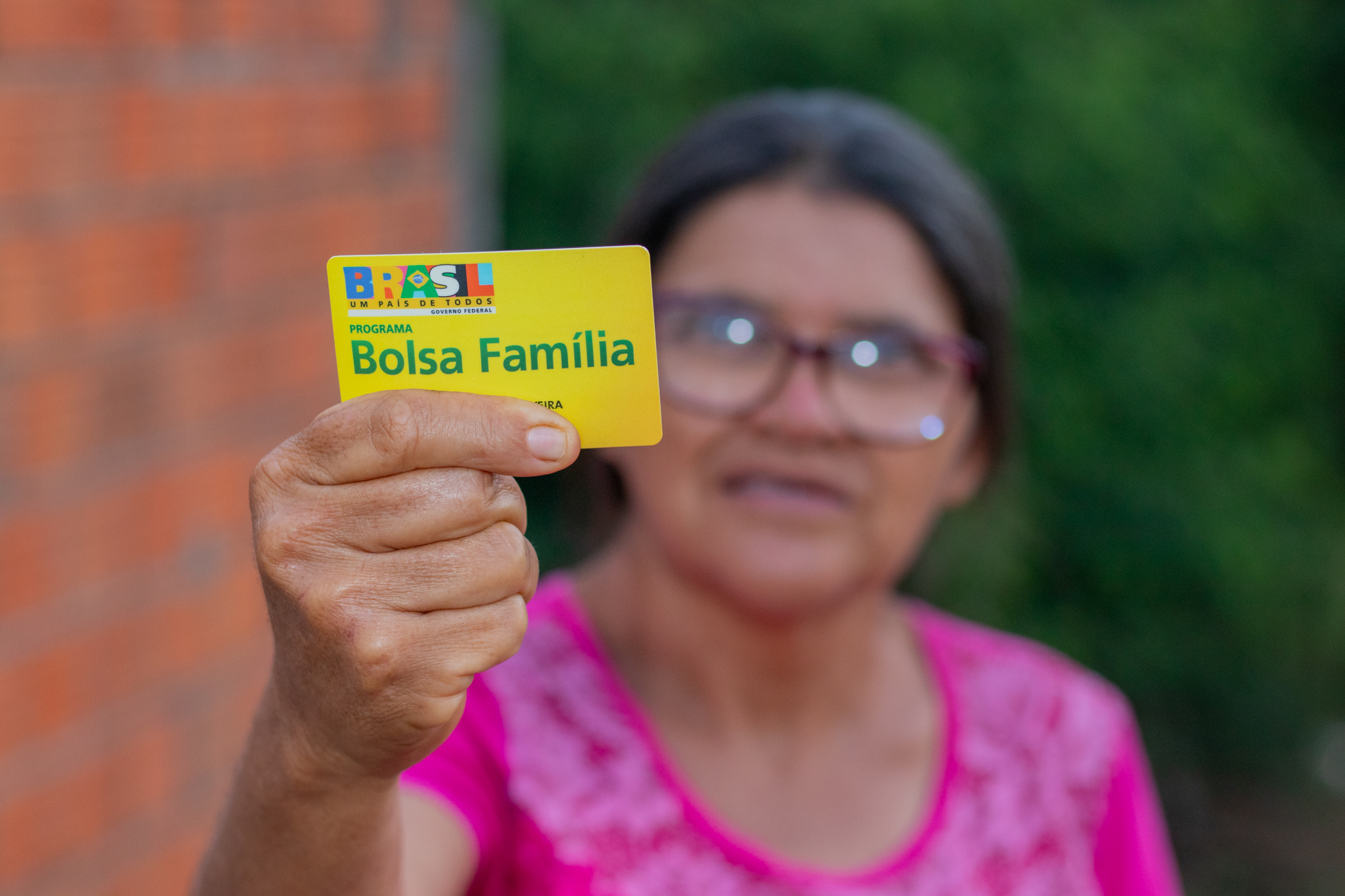 A Caixa está fazendo o pagamento para mais um grupo do Bolsa Família. Veja quem recebe.