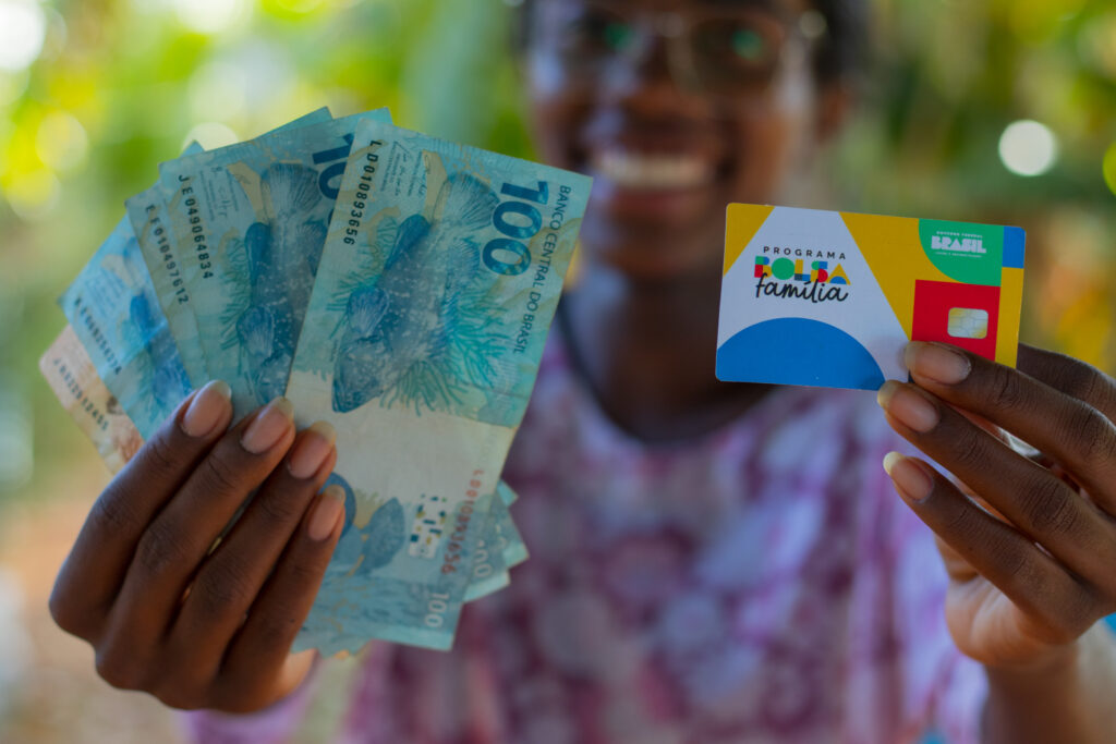 Se você é beneficiário do Bolsa Família, veja se poderá receber os pagamentos mais cedo em novembro.