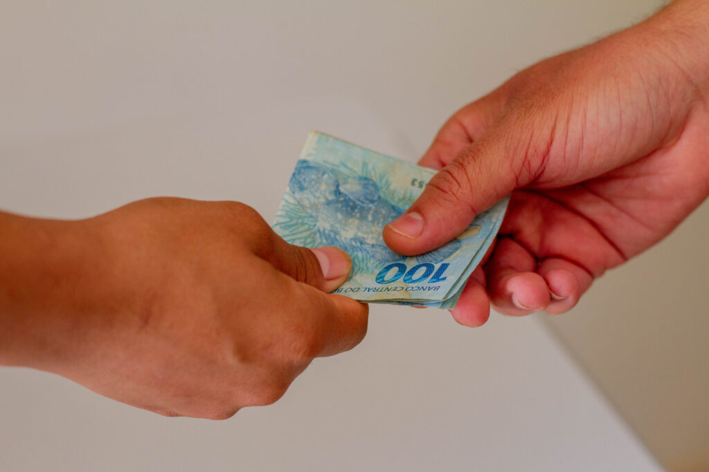 Quem recebe o benefício de R$ 102 pode ficar descontente: em novembro, 5 milhões ficam de fora.