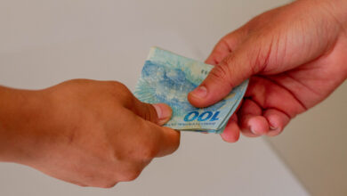 Quem recebe o benefício de R$ 102 pode ficar descontente: em novembro, 5 milhões ficam de fora.