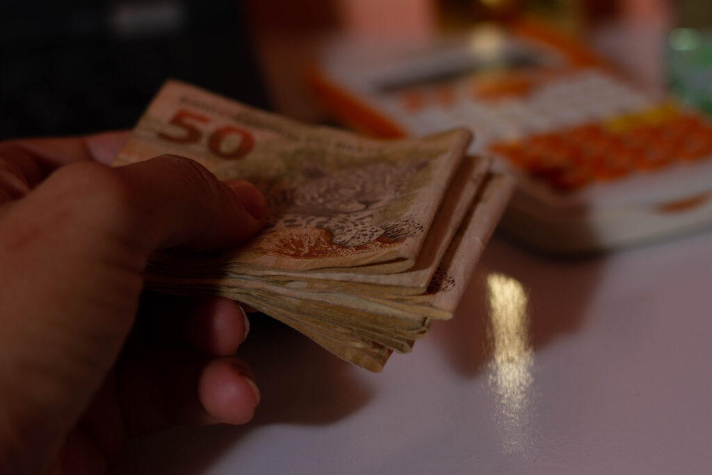 Governo aprova novo AUXÍLIO EMERGENCIAL de R$ 2.824; quais são os critérios para receber?
