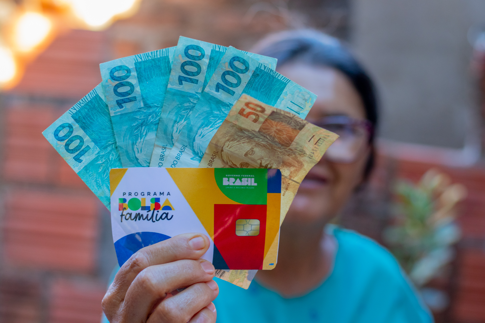 O Bolsa Família é um benefício para pessoas de baixa renda, por isso o uso do cartão deve ser pensado.