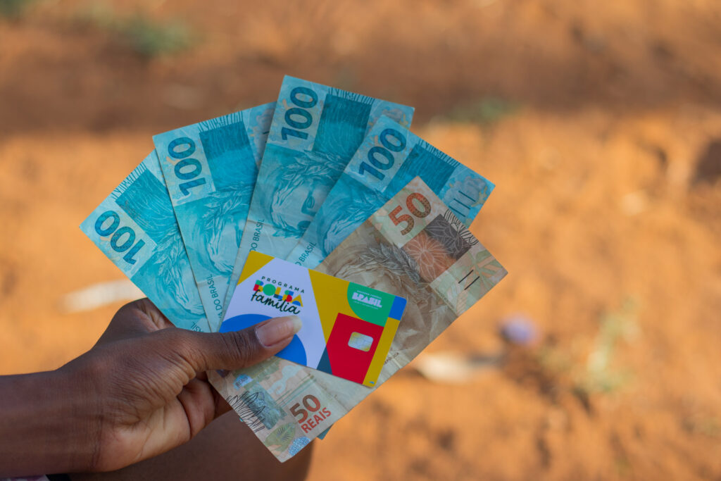 Se você recebe o Bolsa Família, veja a possibilidade de receber em dobro em dezembro.
