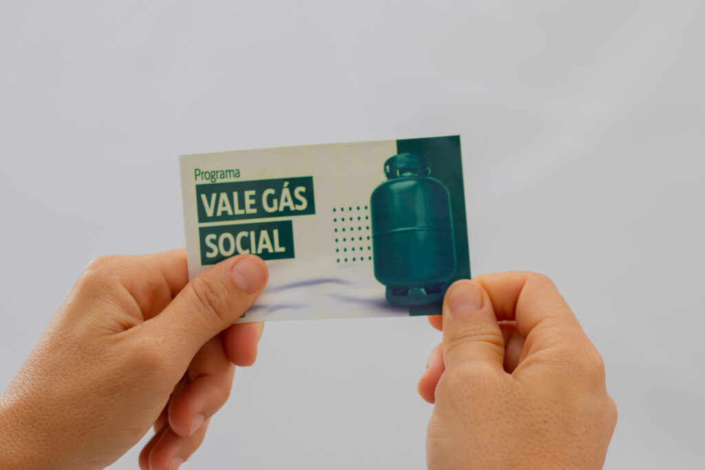 Governo vai antecipar calendário do Auxílio Gás em dezembro; veja datas