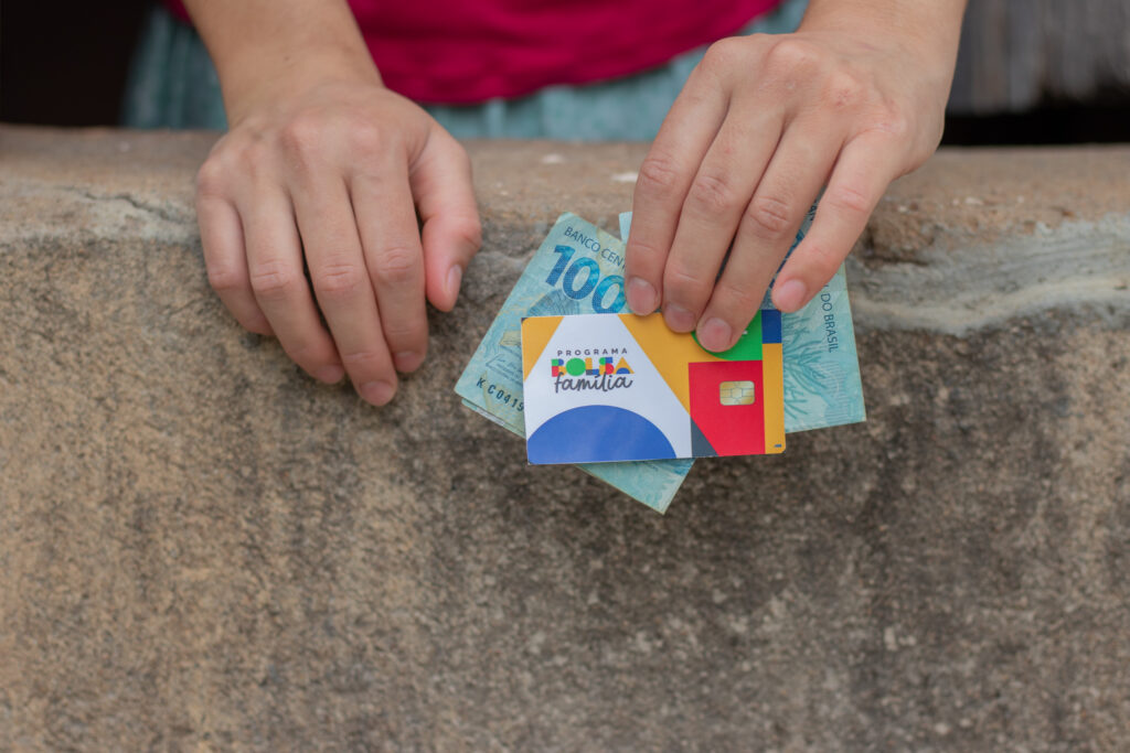 Perder um membro da família é um processo difícil, mas é importante informar ao Bolsa Família.